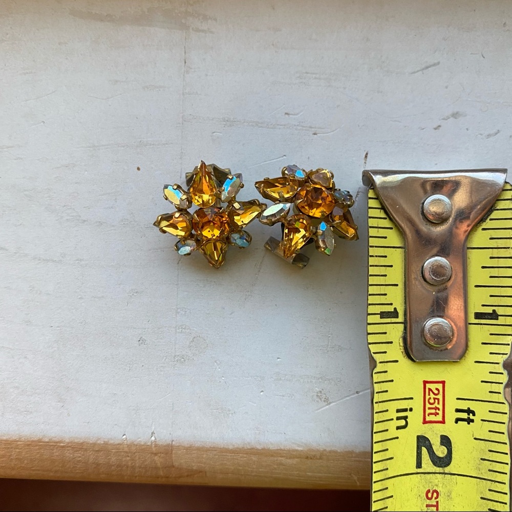 Vintage floral clip ons - Picture 4 of 9